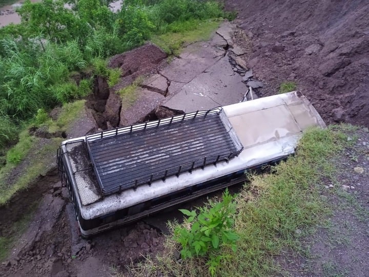 Himachal Pradesh Road Accident HRTC Bus crashed due to sudden road collapse 12 passengers injured ANN Himachal Road Accident: हिमाचल के मंडी में दर्दनाक हादसा, अचानक सड़क धंसने से दुर्घटनाग्रस्त हुई बस, 12 यात्री घायल