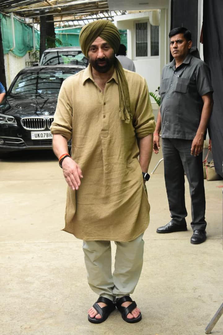 পর্দায় তারা সিংহের লুকেই পাপারাৎজিদের ক্যামেরাবন্দি হলেন সানি দেওল। পাঠান স্যুট ও মাথায় পাগড়ি পরে দেখা গেল।