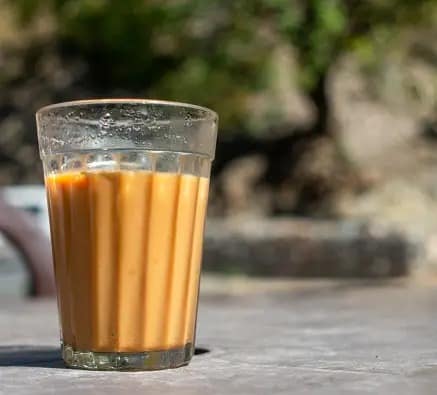 பிறகு ஒரு ப்ளெண்டரில் வறுத்த வேர்க்கடலை, பாதாம், பால் பவுடரோடு சேர்த்து அரைத்து கொள்ளவும். பிறகு அதனுடன் வெல்லம் மற்றும் மால்ட் பவுடர் சேர்த்து சல்லடையில் சலித்து எடுத்து கொள்ளவும். அவ்வளவு தான் ஹார்லிக்ஸ் தயார்.