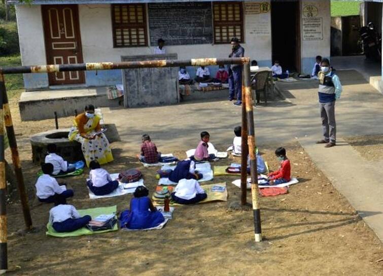 weak education system in sabarkantha, more than 90 primary student is studying in only three room in vadali શિક્ષણની ખસ્તા હાલત, સાબરકાંઠાના આ ગામમાં 1 થી 8ના 92 વિદ્યાર્થીઓને ભણાવવા માટે માત્ર 3 જ ઓરડા