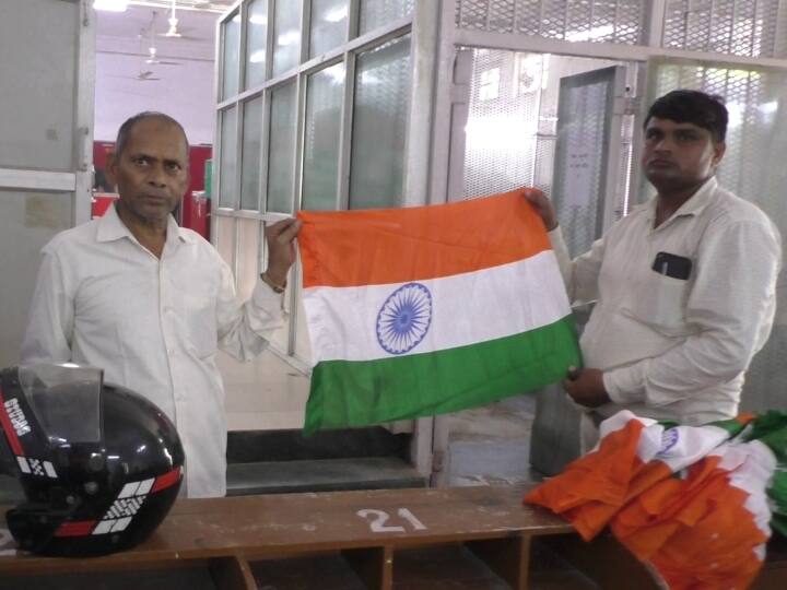 Independence Day 15 August 2023 Amrit Mahotsav Har Ghar Tiranga Abhiyan Postal Department Gives Flag ANN Independence Day: 'हर घर तिरंगा' अभियान के लिए राष्ट्रीय ध्वज घर-घर पहुंचा रहा डाक विभाग, ये है अनोखी पहल 