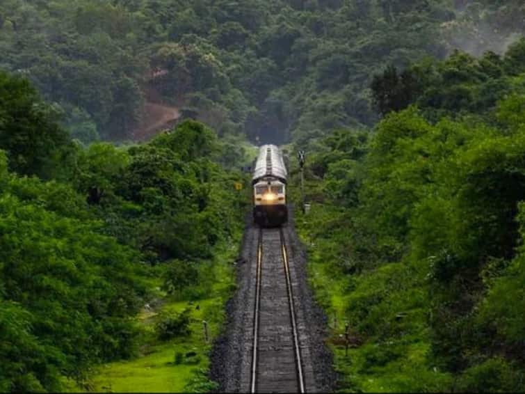Kolhapur Vaibhavwadi route connecting Konkan Railway finally speeded up by the Centre; Recommended under PM gati shakti Kolhapur News: कोकण रेल्वेला जोडणाऱ्या कोल्हापूर वैभववाडी मार्गाला अखेर केंद्राची 'गती'; पीएम गतीशक्ती अंतर्गत शिफारस