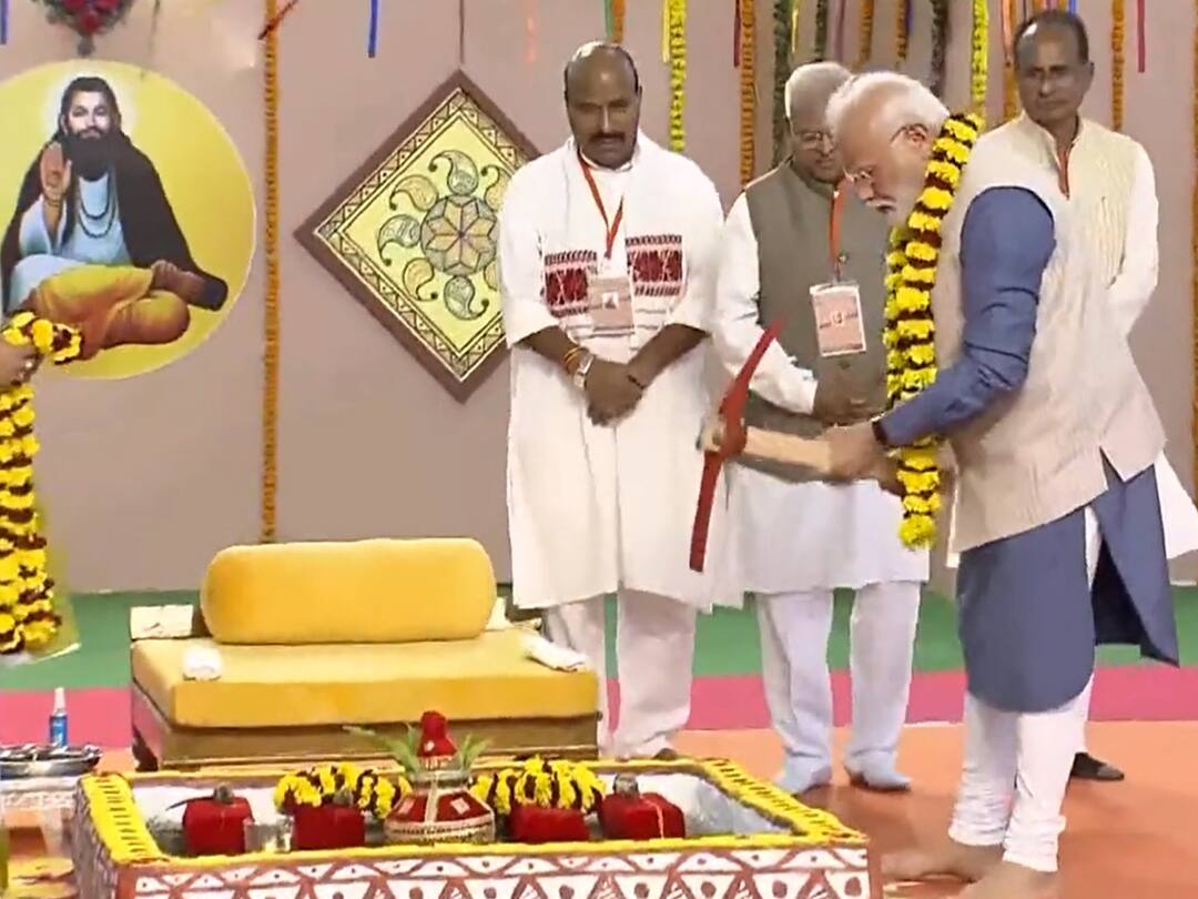 PM Narendra Modi Performs 'Bhoomi Poojan' For Rs 100-Crore Temple Dedicated To Sant Ravidas In Sagar Madhya Pradesh WATCH: PM Modi Performs 'Bhoomi Poojan' For Rs 100-Cr Temple Dedicated To Sant Ravidas In MP's Sagar
