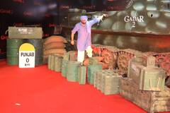 Gadar 2 screening: भाई सनी देओल की फिल्म देखने पत्नी संग पहुंचे बॉबी देओल ने लूटी महफिल, 'सकीना' बन सज धज कर पहुंची अमीषा पटेल