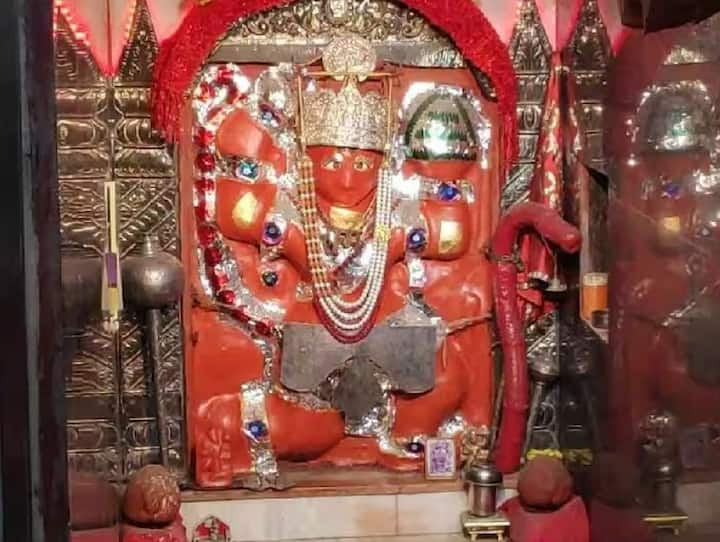 ઘરમાં મેલીવિદ્યાની અસરને ખતમ કરવા માટે ઘરમાં સુંદરકાંડનો પાઠ કરો. આ સાથે પૂર્ણિમાએ સત્યનારાયણની કથા કરો. તેનાથી ઘરની નકારાત્મકતા દૂર થાય છે.