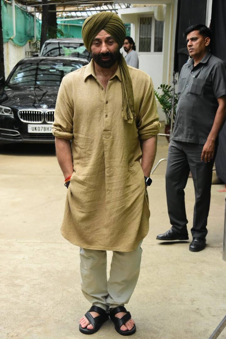 ২২ বছর পর পর্দায় ফিরলেন তারা সিংহ ও সাকিনা। ১১ অগাস্ট মুক্তি পেয়েছে সানি দেওল ও আমিশা পটেল অভিনীত 'গদর ২'। প্রথম দিনেই বক্স অফিসে ঝড়।