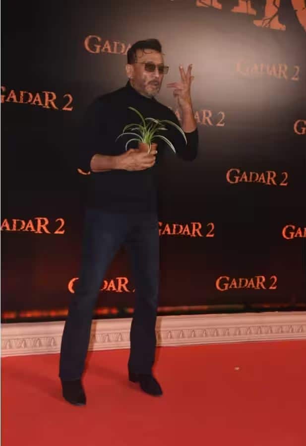 वहीं जैकी श्रॉफ भी अपने पुराने अंदाज में हाथों में गमला लेकर इस स्क्रीनिंग में शामिल हुए. उनकी पिक्चर्स सामने आते ही छा गईं.