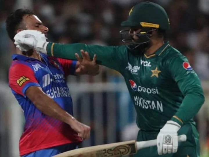 साल 2022 में खेले गए एशिया कप में अफगानिस्तान की टीम ने पाकिस्तान को 20 ओवरों में 130 रनों का लक्ष्य दिया था. लक्ष्य का पीछा करते समय पाकिस्तानी टीम के बल्लेबाज आसिफ अली जब आउट हुए तो उनकी अफगान बॉलर फरीद अहमद के साथ बहस हो गई. इस दौरान आसिफ ने फरीद को बल्ले से मारने का प्रयास भी किया था.