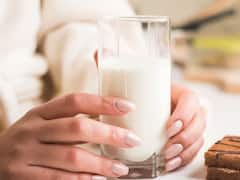 बॉडी में कैल्शियम की कमी पूरी करने के लिए क्या सिर्फ दूध पीना सही? जानिए