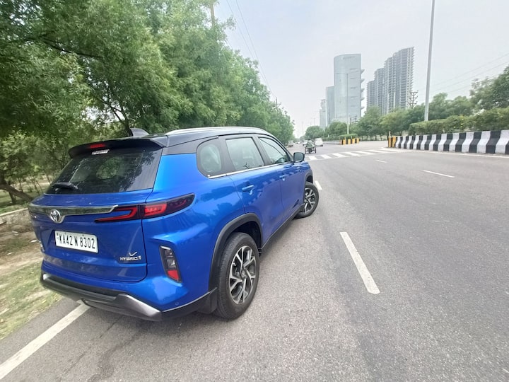 The best bit? Of course the efficiency. That is what you pay for and on a trip to Agra, the Hyryder Hybrid got us 24kmpl when mostly driving it in eco mode while in the city we got 19kmpl! We drove it in eco mode most of the time and it suits the car while the efficiency is also brilliant. When driven hard, the efficiency will max drop down to 15-16 kmpl but way more than any other petrol SUV.