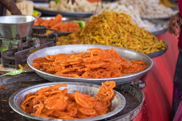 আবার, গবেষকদের একাংশের মতে, মুগল সম্রাট জাহাঙ্গীরের আমলে ‘জাহাঙ্গিরা’ ওরফে প্রথম জিলিপি প্রস্তুত করা হয়। তবে জিলিপি ভারতে এত জনপ্রিয় হলেও এই মিষ্টি পশ্চিম এশিয়া থেকেই এই দেশে এসেছে বলে জানা যায়।