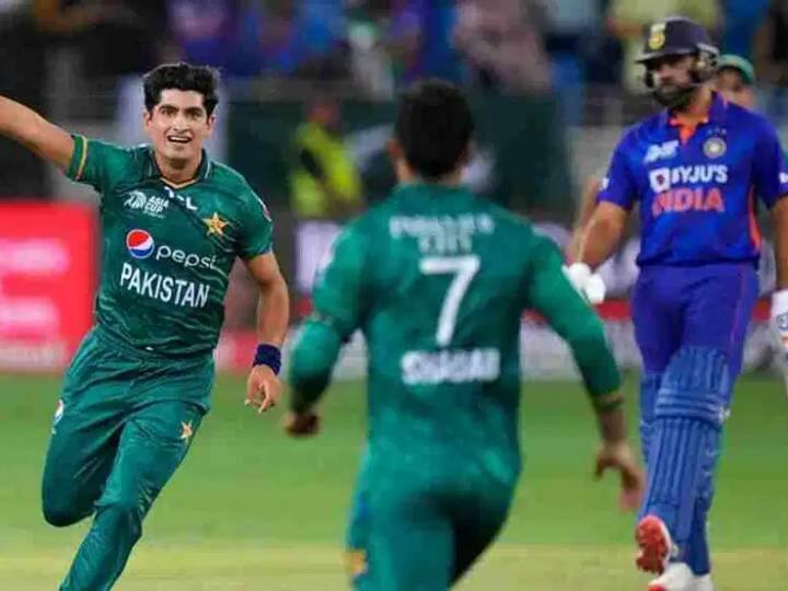 एशिया कप 2023 की शुरुआत 30 अगस्त से पाकिस्तान और नेपाल के बीच मुकाबले के साथ होगी. अभी तक इस टूर्नामेंट के इतिहास में एक से एक शानदार मुकाबले देखने को मिले हैं. वहीं कुछ ऐसी लड़ाइयां भी देखने को मिली जिन्होंने सुर्खियां बटोरी. हम आपको ऐसी ही टूर्नामेंट इतिहास की 5 बड़ी लड़ाइयों के बारे में बताने जा रहे हैं.