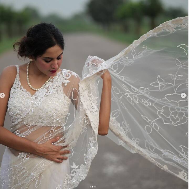 ਖਾਸ ਗੱਲ ਇਹ ਹੈ ਕਿ ਬਾਣੀ ਵੱਲੋਂ ਸਾਂਝੀਆਂ ਕੀਤੀਆਂ ਤਸਵੀਰਾਂ ਵਿੱਚ ਉਹ ਹਰ ਦਿਨ ਇੱਕ ਨਵੇਂ ਅੰਦਾਜ਼ ਅਤੇ ਲੁੱਕ ਨਾਲ ਤਹਿਲਕਾ ਮਚਾ ਰਹੀ ਹੈ।