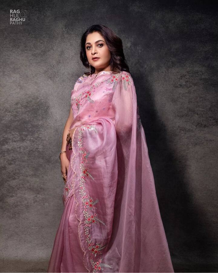 'జైలర్' విజయంతో సంతోషంగా ఉన్న రమ్యకృష్ణ, సోషల్ మీడియాలో శారీ కట్టిన ఫోటోలను పోస్ట్ చేశారు. (Image Courtesy : meramyakrishnan / Instagram)