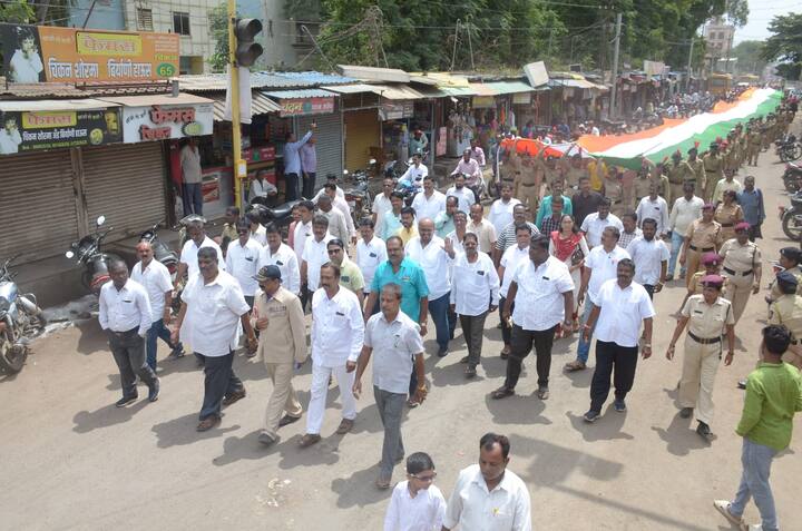 यावेळी 375 फूट लांबीच्या तिरंगा ध्वजाची मोठ्या दिमाखात शहरातील प्रमुख मार्गावरून ही तिरंगा रॅली निघाली.