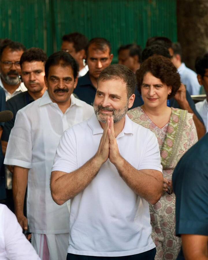 இன்று காலை டெல்லியில் இருந்து விமானம் மூலம் கோவைக்கு ராகுல்காந்தி வருகை தந்தார். அப்போது கோவை விமான நிலையத்தில் காங்கிரஸ் கட்சி தொண்டர்கள் அவருக்கு உற்சாக வரவேற்பு அளித்தனர்.