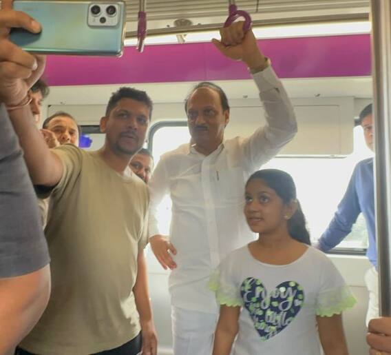 चांदणी चौकाच्या उद्घाटनाला अजित पवार पोहचले मेट्रोने, गर्दीतून उभ्यानेच केला प्रवास