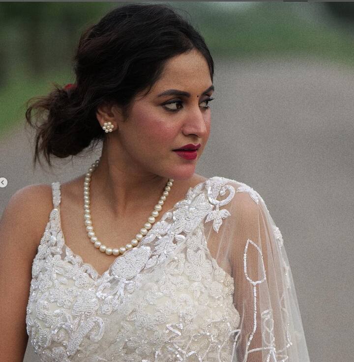 ਇਸ ਵਿਚਾਲੇ ਬਾਣੀ ਸੰਧੂ ਦੀਆਂ ਸਫੈਦ ਸਾੜ੍ਹੀ  'ਚ ਕਾਤਿਲਾਨਾ ਅੰਦਾਜ਼ ਦੇਖ ਪ੍ਰਸ਼ੰਸਕ ਵੀ ਆਪਣਾ ਦਿਲ ਹਾਰ ਬੈਠੇ ਹਨ। ਤੁਸੀ ਵੀ ਵੇਖੋ ਇਹ ਸ਼ਾਨਦਾਰ ਤਸਵੀਰਾਂ...