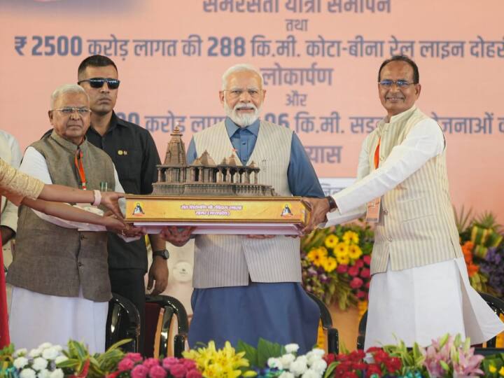 PM modi CM shivraj singh chouhan during foundation stone laying ceremony of the Sant Ravidas Mandir ann PM Modi Sagar Visit: पीएम मोदी ने रखी संत रविदास मंदिर की आधारशिला, CM शिवराज ने बताईं ये अहम बातें