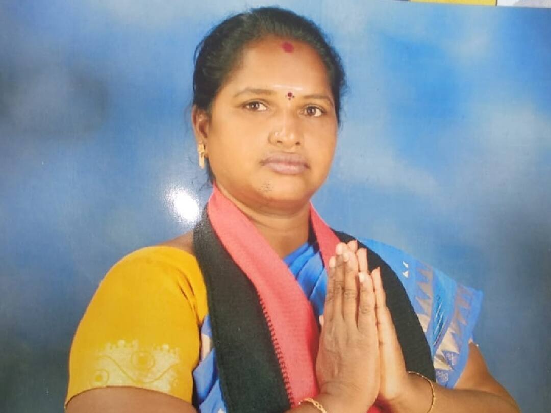 Crime : திமுக பெண் கவுன்சிலரை வீடு புகுந்து அரிவாளால் வெட்டிய கும்பல் ; கணவர், மகன் மீதும் தாக்குதல் Police investigating the mob that stabbed dmk woman councilor with a sickle Crime : திமுக பெண் கவுன்சிலரை வீடு புகுந்து அரிவாளால் வெட்டிய கும்பல் ; கணவர், மகன் மீதும் தாக்குதல்