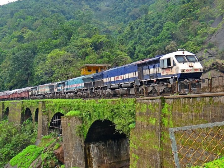 मुंबई से गोवा की यात्रा के लिए यह ट्रेन अरब सागर के किनारे से होकर गुजरती है और भारत की सबसे सुंदर ट्रेन यात्रा कही जाती है. गोवा जाने वाले ज्यादातर लोग एक बार इस ट्रेन में जरूर सफर करना चाहते हैं.