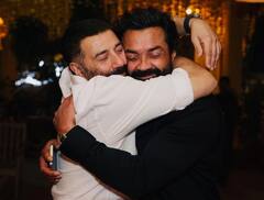 हाथ में ट्रेंडी बैग और स्टाइलिश अंदाज में जेठ की फिल्म देखने पहुंचीं तानिया देओल, पत्नी संग Bobby Deol ने सनी भैया की 'गदर 2' की एंजॉय