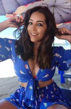 'कैसे कपड़े पहने हैं', हिट वीडियो देने के बाद जब इस एक्ट्रेस को किया गया क्रिटिसाइज! अब 'कलियों का चमन' खिला कर कहां हैं गायब?