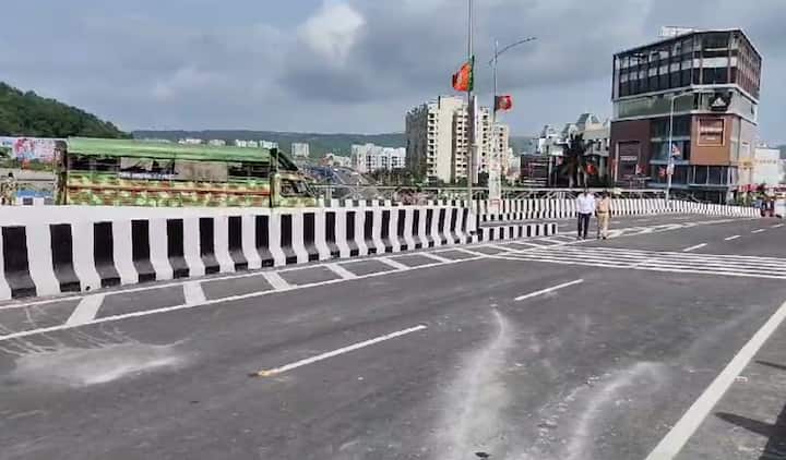 कार्यक्रमस्थळी मोठे बॅनर्स लावण्यात आले आहेत.