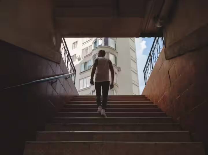 ਜ਼ਿਆਦਾਤਰ ਲੋਕ ਇਸ ਸਮੱਸਿਆ ਨੂੰ ਆਮ ਸਮਝ ਕੇ ਨਜ਼ਰਅੰਦਾਜ਼ ਕਰ ਦਿੰਦੇ ਹਨ। ਪਰ ਕੀ ਤੁਸੀਂ ਜਾਣਦੇ ਹੋ ਕਿ ਪੌੜੀਆਂ ਚੜ੍ਹਦੇ ਸਮੇਂ ਸਾਹ ਚੜ੍ਹਨਾ ਵੀ ਕਿਸੇ ਗੰਭੀਰ ਬੀਮਾਰੀ ਦਾ ਸੰਕੇਤ ਹੋ ਸਕਦਾ ਹੈ। ਹਾਂ ਤੁਸੀਂ ਠੀਕ ਸੁਣ ਰਹੇ ਹੋ।