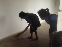 MCB जिले में शिक्षा व्यवस्था की बदहाल तस्वीर, जिन बच्चों के हाथ में होनी चाहिए किताबें उन्हें थमा दिया गया झाडू़