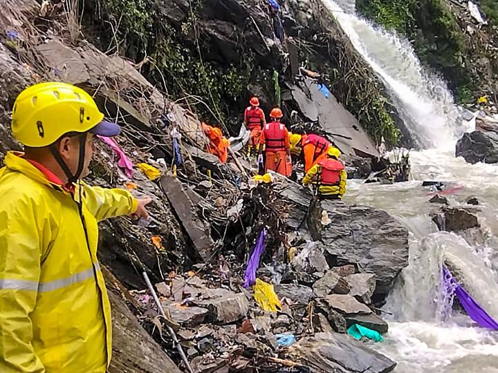 गौरीकुंड में रेस्क्यू ऑपरेशन एवं खोजबीन का अभियान जारी है. जिसकी कई तस्वीरें भी सामने आई हैं. इस सर्च अभियान में आज सुबह भी दो लोगों के शवों को बरामद किया गया है.