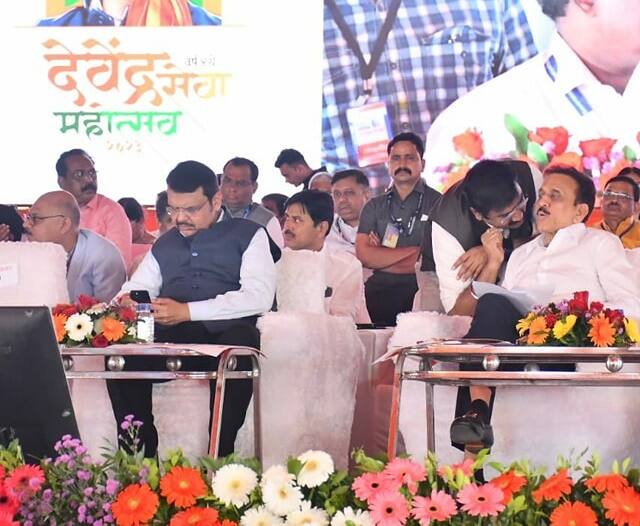 पंतप्रधान नरेंद्र मोदी यांनी दुर्धर आजारावरील औषधाच्या किंमती कमी करून सर्वसामान्य लोकांना उपचार स्वस्त केले आहेत. सर्व देशवासियांना कोविडची लस मोफत देण्यात आल्याचं फडणवीस म्हणाले.