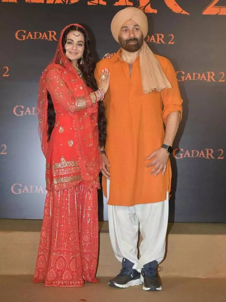 वहीं बीते दिन यानि शनिवार को भी फिल्म ने थिएटर्स में अपना रोब जमाए रखा. शानदार डॉयलॉग से सजी इस फिल्म ने थिएटर्स में ऐसा समां बांधे रखा कि सोशल मीडिया पर चारों तरफ इसी के चर्चे सुनन को मिल रहे हैं. हर कोई फिल्म के पार्ट्स को अपने अकाउंट पर शेयर कर रहा है. ऐसे में ये जानकर कोई हैरानी नहीं होगी फिल्म ने दूसरे दिन भी ताबड़तोड़ कमाई की है.
