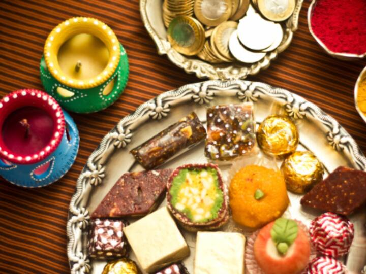 Stay Cautious with Sweets on Rakshabandhan Enjoy but Keep These Tips in Mind रक्षाबंधन पर मिठाइयां कर सकती हैं बीमार, खाइए मगर इन बातों का ध्यान रखकर