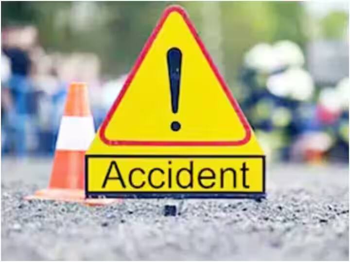 खड़े ट्रक में जा घुसी कार, हादसे में चार की मौत दो घायल, दिल्ली-आगरा नेशनल हाईवे पर हुआ हादसा