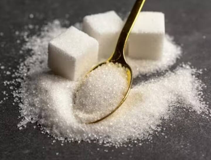 ડાયાબિટીસથી બચવા માટે સૌથી પહેલા ખાંડનું સેવન ટાળો. સોડા, ફળોનો રસ, આઈસ્ડ ટી અને ખાંડવાળી મીઠાઈઓ તમારા ડાયાબિટીસનું જોખમ વધારી શકે છે. એક અભ્યાસમાં જાણવા મળ્યું છે કે જો દરરોજ વધુ ખાંડયુક્ત ખોરાક લેવામાં આવે તો ડાયાબિટીસની ઘટનાઓ 32% વધી જાય છે.