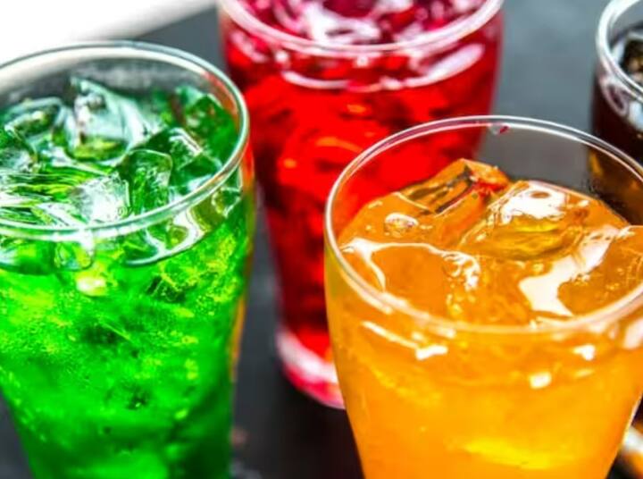 જો તમને ડાયાબિટીસ હોય તો તમારે ઠંડા પીણાથી દૂર રહેવું જોઈએ. તેના બદલે, તમે લીંબુ પાણી, નારિયેળ પાણી અને શાકભાજીનો રસ જેવા આરોગ્યપ્રદ પીણાં પી શકો છો. આ તમને હાઇડ્રેટેડ રાખશે અને તમારું બ્લડ શુગર લેવલ પણ નિયંત્રણમાં રહેશે.