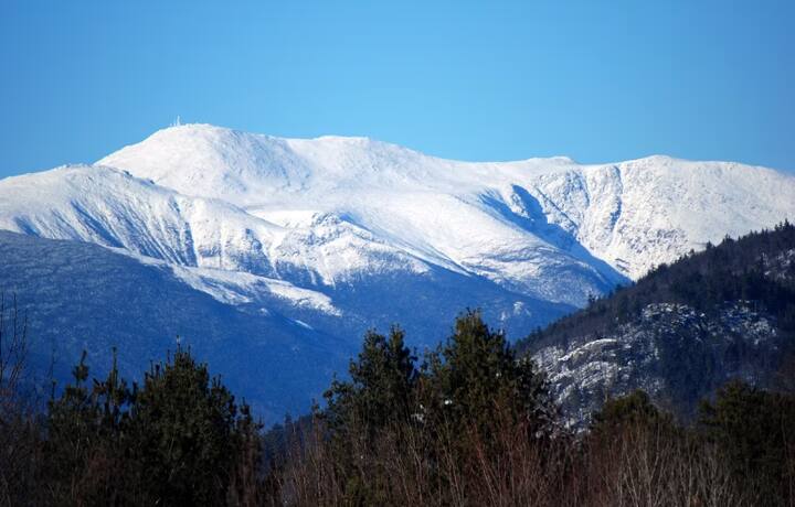 ਅਮਰੀਕਾ ਦੇ ਸਭ ਤੋਂ ਖਤਰਨਾਕ ਸਥਾਨਾਂ ਵਿੱਚੋਂ ਇੱਕ, ਧਰਤੀ ਦੀ ਸਤ੍ਹਾ 'ਤੇ ਸਭ ਤੋਂ ਤੇਜ਼ ਹਵਾ ਲਈ ਗਿਨੀਜ਼ ਰਿਕਾਰਡ ਵਿੱਚ ਦਰਜ ਹੈ। ਹਵਾ ਦੀ ਰਫ਼ਤਾਰ 203 ਮੀਲ ਪ੍ਰਤੀ ਘੰਟਾ ਤੱਕ ਪਹੁੰਚ ਜਾਂਦੀ ਹੈ। ਮਾਊਂਟ ਵਾਸ਼ਿੰਗਟਨ (mount washington) ਦੀ ਯਾਤਰਾ ਕਿਸੇ ਹੋਰ ਥਾਂ ਨਾਲੋਂ ਜ਼ਿਆਦਾ ਖ਼ਤਰਨਾਕ ਹੈ ਕਿਉਂਕਿ ਤੇਜ਼ ਹਵਾਵਾਂ ਹੀ ਨਹੀਂ ਬਲਕਿ ਮਾਈਨਸ 40 ਡਿਗਰੀ ਤਾਪਮਾਨ ਤੁਹਾਡੇ ਲਈ ਘਾਤਕ ਸਾਬਤ ਹੋ ਸਕਦਾ ਹੈ।