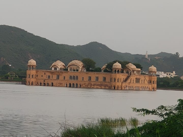Rajasthan News: राजस्थान का मशहूर जलमहल इन दिनों बारिश के बाद बेहद खूबसूरत हो गया है. यहां पर बड़ी संख्या में पक्षी भी आने लगे हैं. यहां पर अब पर्यटक भी खूब आ रहे हैं.