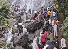 Sindhudurg News : सलगच्या सुट्ट्यांमध्ये कोकणात पर्यटकांची गर्दी; पर्यटन स्थळे पर्यटकांनी बहरली'; पाहा फोटो