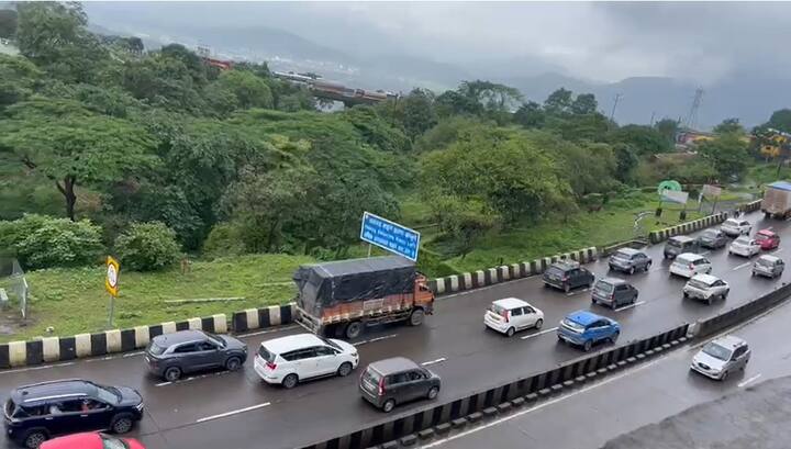 Mumbai Pune Expressway : सलगच्या सुट्ट्या असल्यानं मुंबईकर मोठ्या संख्येने बाहेर पडले आहेत. परिणामी मुंबई-पुणे द्रुतगती मार्गावर याचा ताण आला आहे.