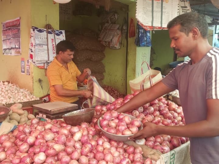 Chhattisgarh After tomatoes Onion Price Hike In Bastar know how much is the price Ann Onion Price Hike: टमाटर के बाद अब प्याज के बढ़ते दामों ने बिगाड़ा बस्तर वासियों की रसोई का बजट, जानें- कितना है दाम