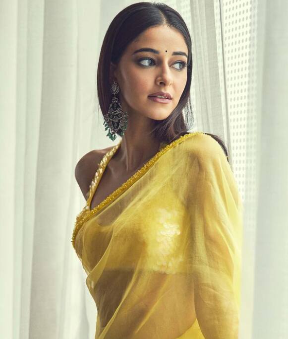 இவர் நடிகர் சன்கி பாண்டே மற்றும் ஆடை வடிவமைப்பாளர் பாவனா பாண்டேவின் மகளும் ஆவார்.