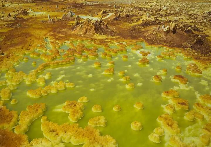 ਇਥੋਪੀਆ 'ਚ ਸਥਿਤ ਇਹ ਜਗ੍ਹਾ ਦੁਨੀਆ ਦੀ ਸਭ ਤੋਂ ਗਰਮ ਜਗ੍ਹਾ ਹੈ। ਇਹ ਧਰਤੀ ਦੇ ਸਭ ਤੋਂ ਸੁੱਕੇ ਅਤੇ ਹੇਠਲੇ ਖੇਤਰਾਂ ਵਿੱਚੋਂ ਇੱਕ ਹੈ। ਜਵਾਲਾਮੁਖੀ ਵਿੱਚੋਂ ਨਿਕਲਦਾ ਲਾਵਾ ਅਤੇ ਲੂਣ ਦੇ ਵੱਡੇ ਭੰਡਾਰ ਤੁਹਾਨੂੰ ਹੈਰਾਨ ਕਰ ਦਿੰਦੇ ਹਨ। ਇਹ ਮਾਰੂ ਮਾਰੂਥਲ 10 ਲੱਖ ਟਨ ਤੋਂ ਵੱਧ ਲੂਣ ਨਾਲ ਢੱਕਿਆ ਹੋਇਆ ਹੈ।