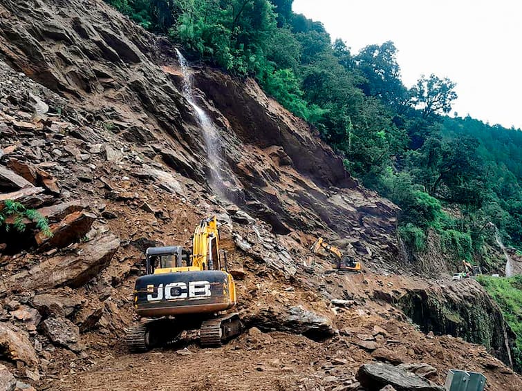 Downpours In Himachal Shimla Triggers Landslide, Several Vehicles Buried Under Debris Incessant Rainfall Monsoon Mayhem Heavy Rain In Himachal's Shimla Triggers Landslide, Several Vehicles Buried Under Debris