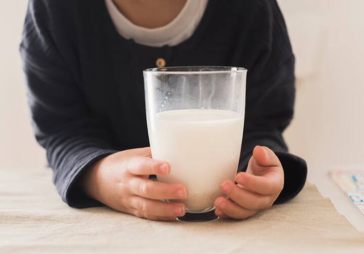 रात में दूध पीने से आप सुबह स्ट्रेस फ्री रह सकते हैं . दूध में मौजूद अमीनो एसिड कोर्टिसोल हार्मोन के लेवल को काम करता है.