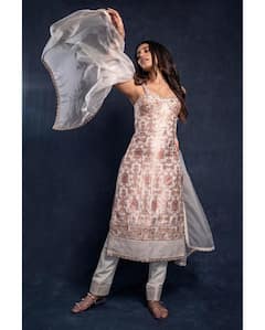 Priya Prakash Varrier: నేలమీద జాబిలిలా ఉన్న మలయాళీ ముద్దుగుమ్మ