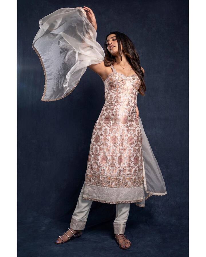 కన్నుగీటి ఓవర్ నైట్ స్టార్ హీరోయినంత క్రేజ్ సంపాదించుకున్న బ్యూటీ ప్రియా ప్రకాశ్ వారియ‌ర్