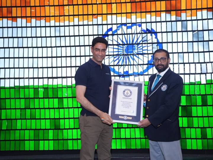 Lava creates Guinness World Record for making the largest animated mobile phone mosaic at the DLF Mall Noida 1206 एंड्रॉइड मोबाइल फोन रख इस कंपनी ने नोएडा में बनाया सबसे बड़ा एनिमेटेड राष्ट्रीय ध्वज, मिला गिनीज वर्ल्ड रिकॉर्ड 