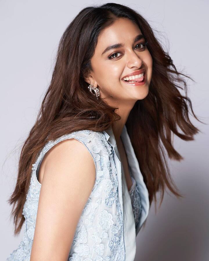 ఇక రీసెంట్ గా తమిళంలో 'మామన్నాన్' అనే సినిమాతో మరో హిట్ అందుకున్న కీర్తి సురేష్ తాజాగా 'భోళాశంకర్' సినిమాలో మెగాస్టార్ చిరంజీవికి చెల్లెలిగా నటించింది.